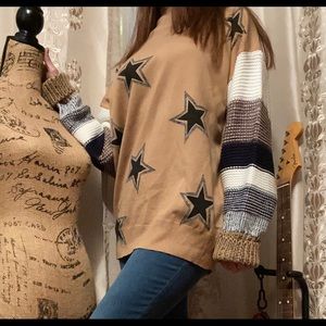 Star ⭐️ sweater with color block sleeves camel